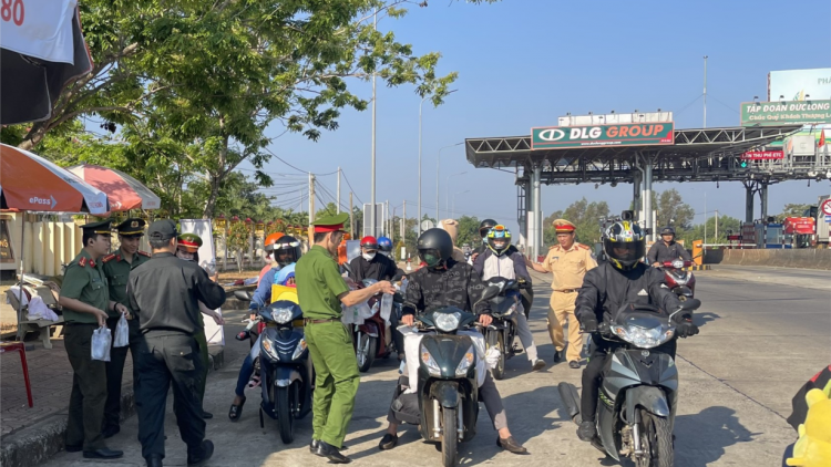 Ấm lòng người trên đường qua Đắk Nông về quê ăn Tết (03/02/2024)