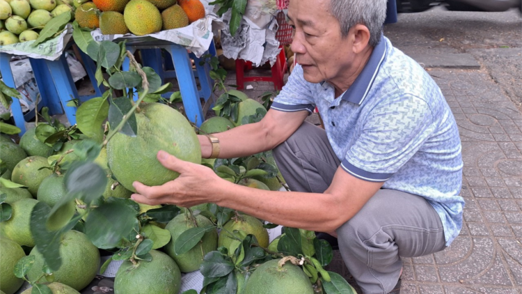 Trái cây mâm ngũ quả, giá giảm nhưng sức mua yếu (07/2/2024)