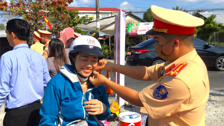 Cà Mau: Nồng nàn tình người bằng chai nước, cái khăn (07/02/2024)
