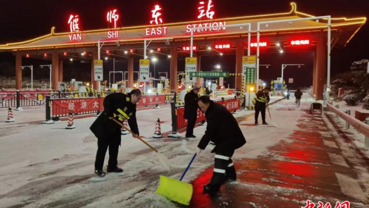 Mưa tuyết khắc nghiệt, người dân Trung Quốc gian nan đường về quê ăn Tết (07/02/2024)