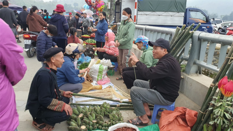 Đặc sắc phiên chợ Tết vùng cao đa văn hóa ở thành phố Lào Cai (08/02/2024)