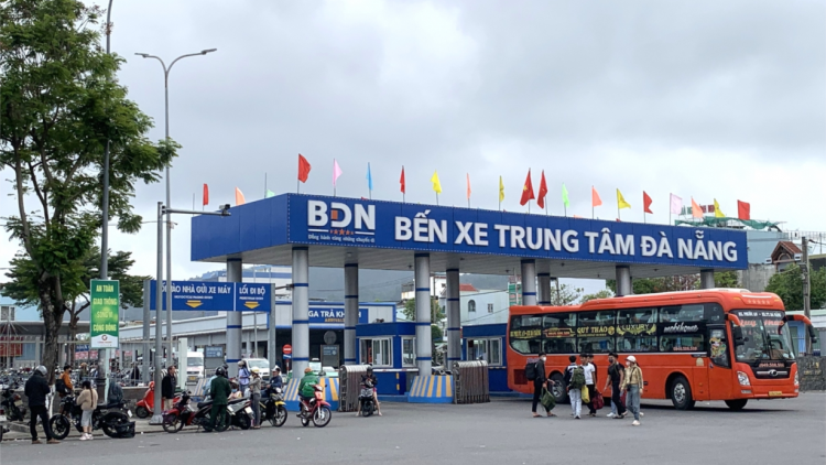 Bến xe Trung tâm đông đúc, nhộn nhịp đón người dân trở lại Đà Nẵng sau Tết (14/2/2024)