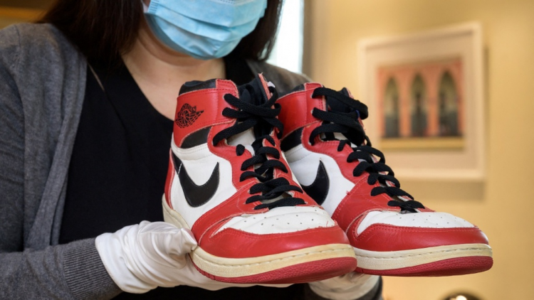 Giày của huyền thoại bóng rổ Michael Jordan được bán với giá kỷ lục 8 triệu USD (4/2/2024)