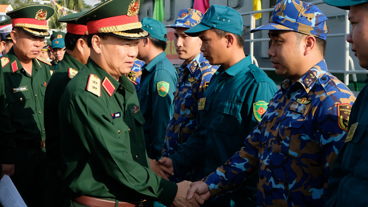Tư lệnh Quân khu 5 chúc mừng tàu Hải đội dân quân thường trực hoàn thành nhiệm vụ trên biển (16/2/2024)