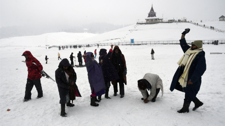 Du khách quốc tế đổ về khu du lịch Gulmarg ở Ấn Độ (5/2/2024)