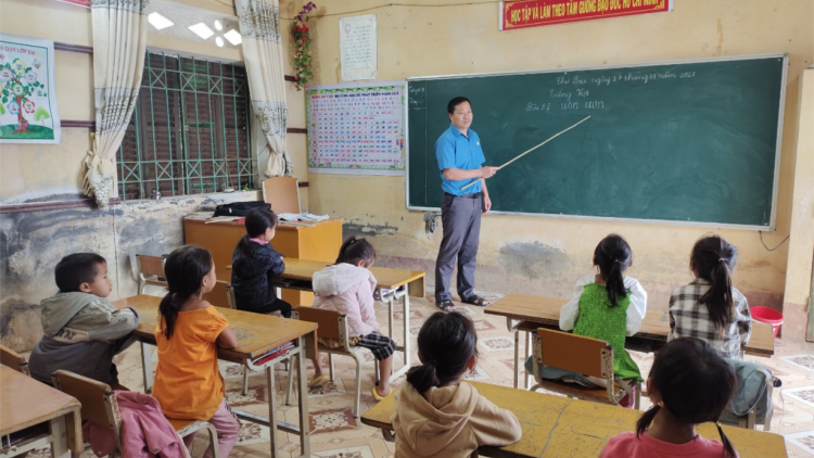 Thầy giáo người Tày ươm khát vọng thoát nghèo cùng Chi bộ bản Mông (1/2/2024)