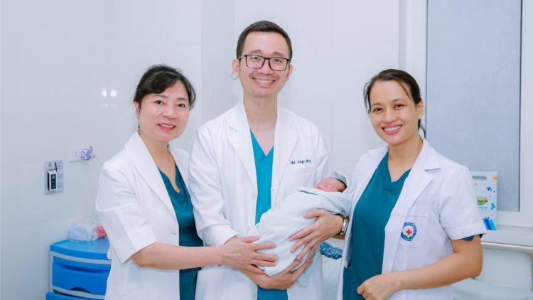 Tặng 700 suất quà cho người bệnh trong tuần lễ khám, tư vấn miễn phí vô sinh, hiếm muộn 2024