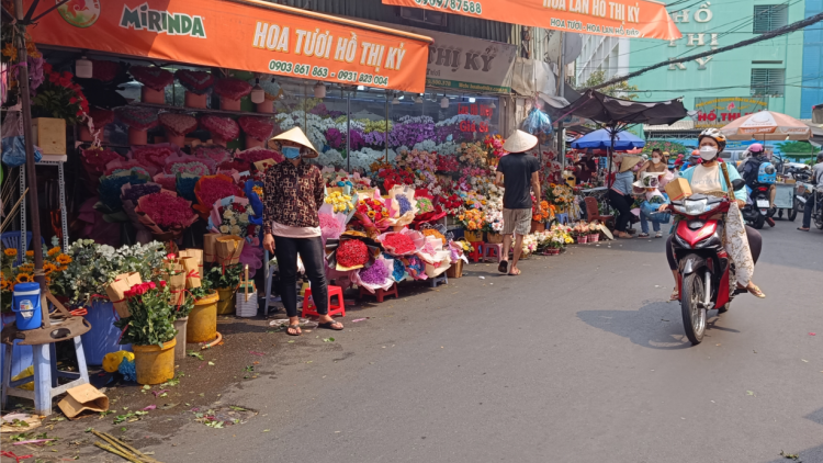 Thị trường hoa tươi TP.HCM dịp 8/3: Nơi tấp nập, chỗ đìu hiu (07/03/2024)