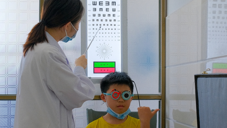 Gần 52% trẻ em và thanh thiếu niên Trung Quốc cận thị (18/3/2024)