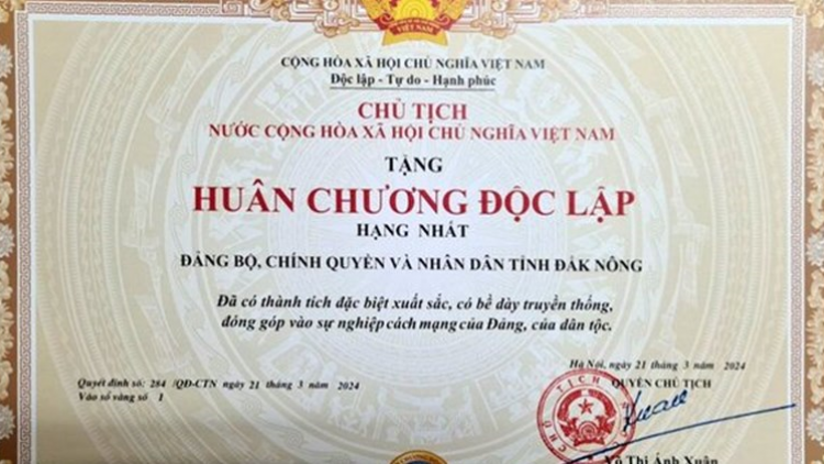 Chủ tịch Quốc hội Vương Đình Huệ trao Huân chương Độc lập hạng Nhất cho tỉnh Đắk Nông (23/3/2024)