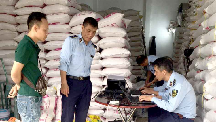 Tăng cường kiểm tra, ngăn chặn hành vi đầu cơ, giả mạo thương hiệu mặt hàng gạo (11/04/2024)