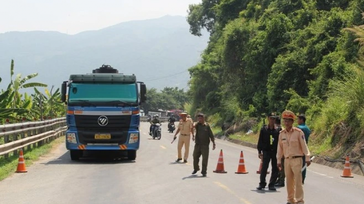 Nhiều xe gặp khó vì phân luồng, không được qua hầm đường bộ Đèo Cả (16/4/2024)