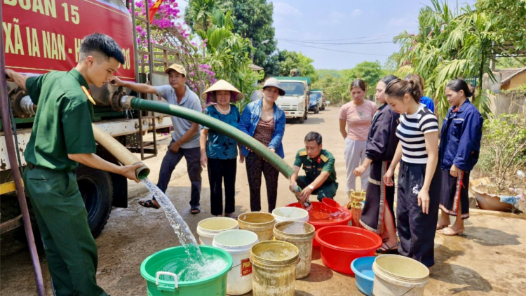 Bộ đội cấp nước cho người dân biên giới ở Gia Lai giữa cao điểm khô hạn (24/4/2024)