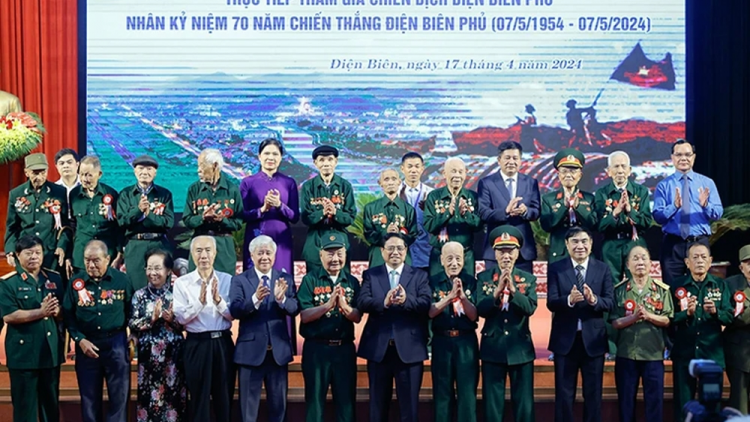 THỜI SỰ 18H CHIỀU 17/4/2024: Thủ tướng Phạm Minh Chính dự buổi gặp mặt, tri ân những người trực tiếp tham gia Chiến dịch Điện Biên Phủ cách đây 70 năm tại tỉnh Điện Biên.