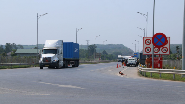 Đoàn Đại biểu Quốc hội tỉnh Quảng Trị lên tiếng về việc phân luồng giao thông cao tốc Cam Lộ - La Sơn (09/04/2024)