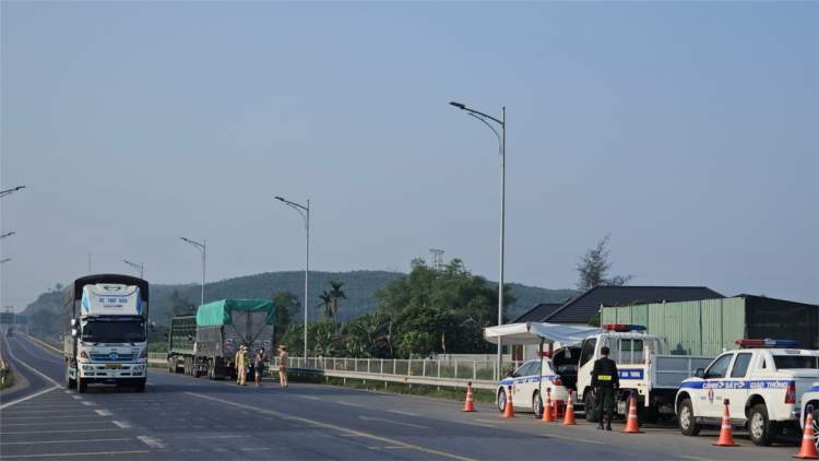 Ngày đầu hạn chế xe vào cao tốc Cam Lộ - La Sơn: Nhiều xe phải quay đầu  (04/04/2024)