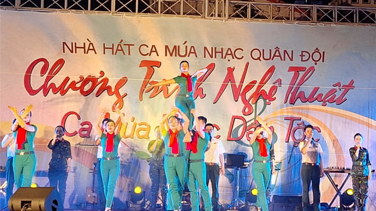 Nhà hát Ca múa nhạc Quân đội biểu diễn nghệ thuật phục vụ hơn 6.000 khán giả vùng Tây Bắc (16/04/2024)