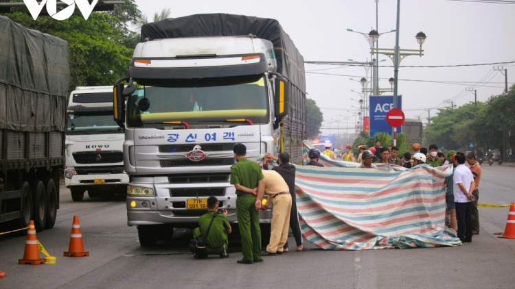 Nên tăng cường giải pháp hạn chế tai nạn thay vì cấm phương tiện vào cao tốc Cam Lộ - La Sơn (12/4/2024)