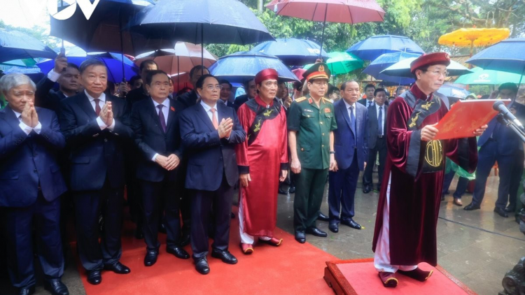 Thủ tướng Phạm Minh Chính dâng hương tưởng niệm các Vua Hùng (18/4/2024)
