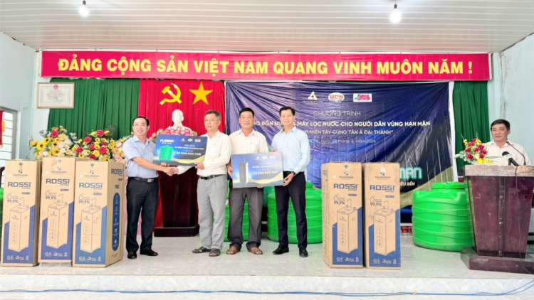 Doanh nghiệp tặng máy xử lý nước, bình chứa nước cho xã cù lao xứ dừa (22/4/2024)