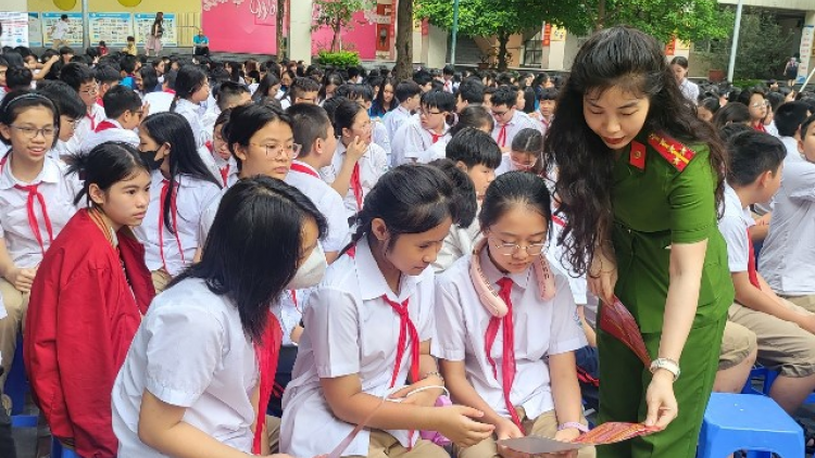 Cục Cảnh sát quản lý hành chính và Công an Hà Nội tổ chức tuyên truyền Luật Căn cước 2023 trong học sinh (10/05/2024)