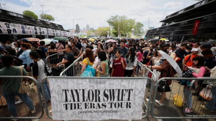 Người hâm mộ Taylor Swift xếp hàng hàng giờ ở Paris để xem Tour lưu diễn châu Âu đầu tiên (10/5/2024)