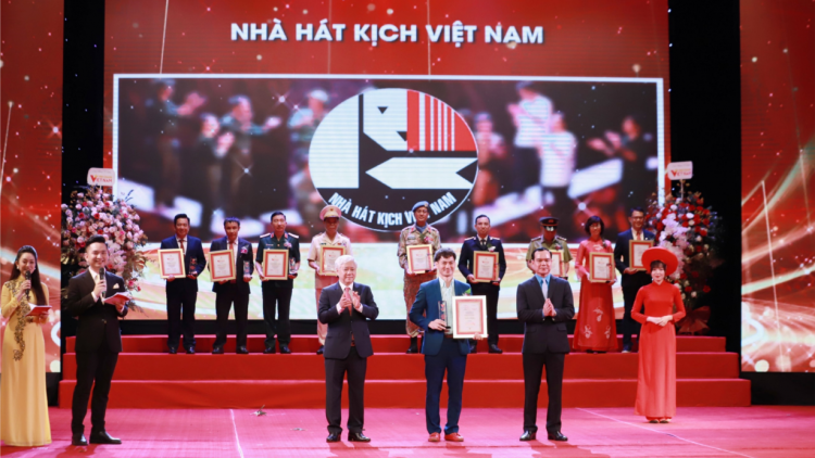 THỜI SỰ 18H CHIỀU 19/5/2024: Chương trình “Vinh quang Việt Nam - 20 năm khơi nguồn sức mạnh Việt Nam” vinh danh 20 tập thể, cá nhân xuất sắc, tiêu biểu trong mọi lĩnh vực của đời sống xã hội.