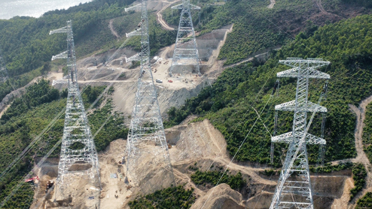 Hoàn thành dựng cột, kéo dây những khoảng néo đầu tiên của Dự án đường dây 500kV mạch 3 Quảng Trạch - Phố Nối (02/5/2024)