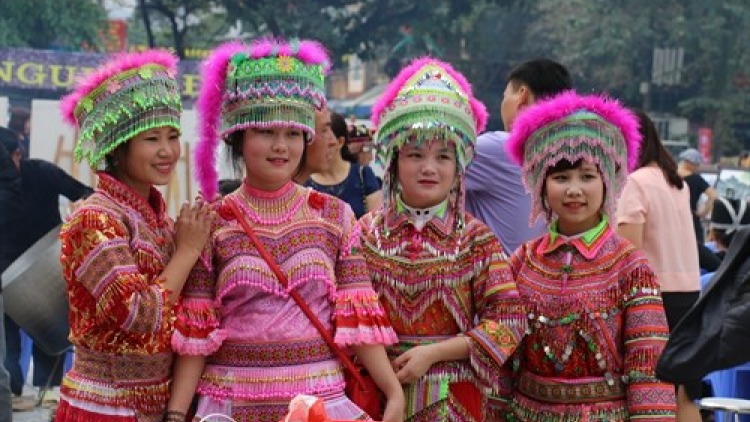 Lan toả nét đẹp từ trang phục truyền thống phụ nữ Mông (15/5/2024)