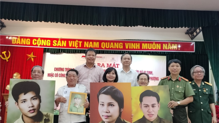 Phục chế di ảnh: Liệt sĩ "hội ngộ" cùng thân nhân