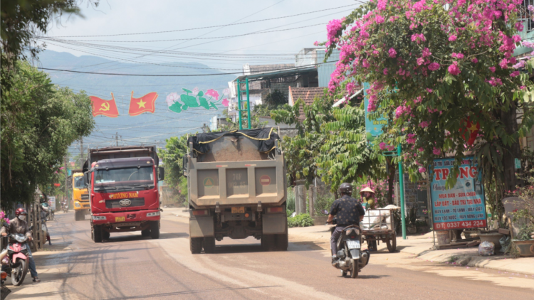 Bình Định ngăn chặn xe chở vật liệu quá tải (18/5/2024)