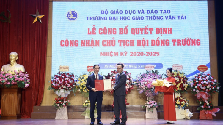 Bộ Giáo dục và Đào tạo trao quyết định công nhận Chủ tịch Hội đồng trường Trường Đại học Giao thông Vận tải (31/05/2024)