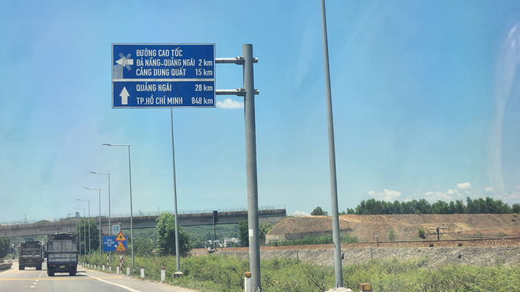 Nút giao cao tốc Đà Nẵng - Quảng Ngãi nối Khu Kinh tế Dung Quất bị lãng quên (18/06/2024)