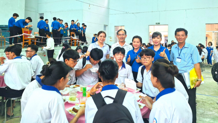 Cần Thơ: Suất cơm miễn phí, slogan yêu thương đưa sĩ tử “vượt vũ môn” an toàn (28/06/2024)
