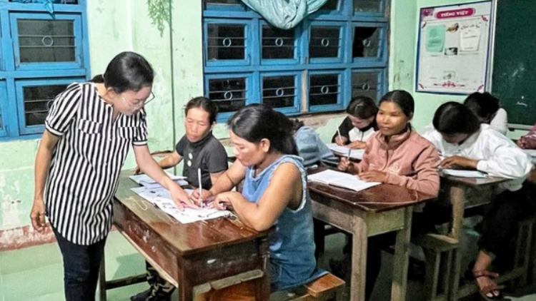 Phụ nữ Gia Lai tận tâm đỡ đầu trẻ mồ côi và dạy chữ trong vùng dân tộc thiểu số (29/06/2024)