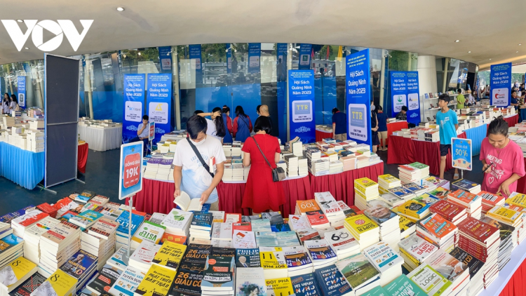 Không gian sách hút khách bên Vịnh Hạ Long (24/6/2024)