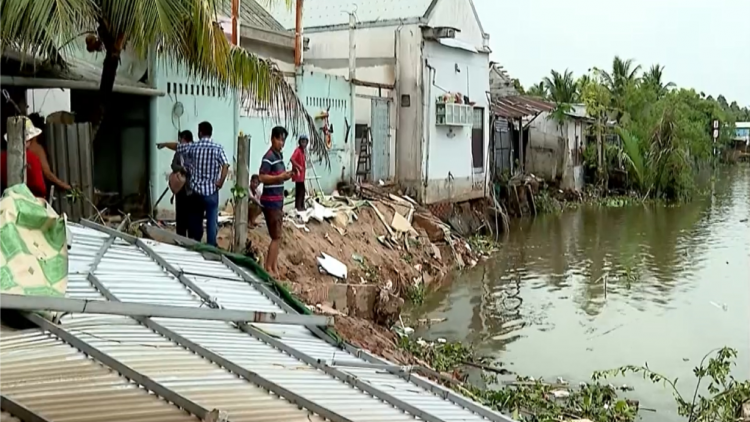 Mới đầu mùa mưa Vĩnh Long đã xuất hiện nhiều vụ sạt lở nghiêm trọng  (09/06/2024)