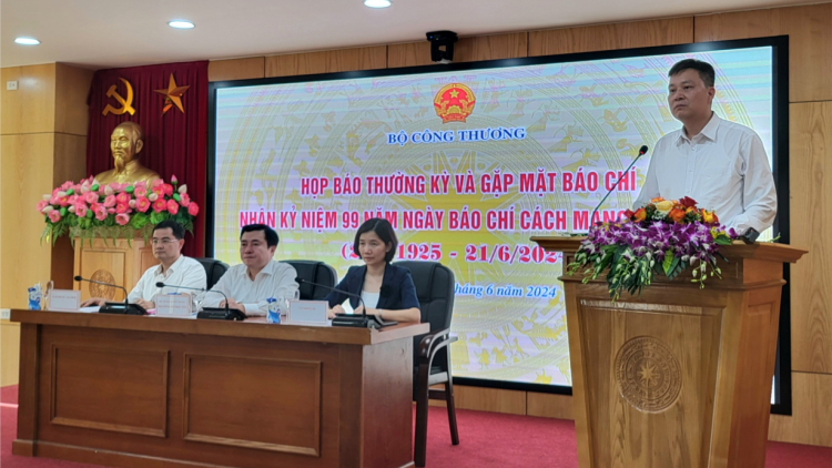 Nhu cầu điện tăng cao: Bộ Công Thương cam kết đảm bảo điện cao điểm các tháng mùa khô 2024 (19/06/2024)