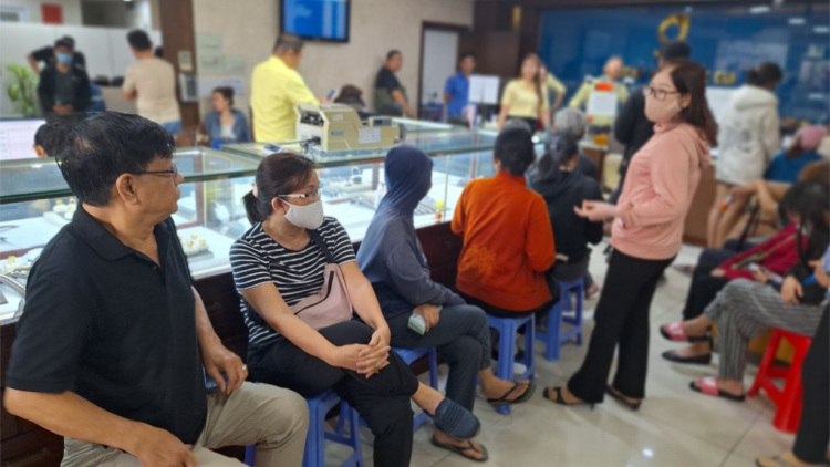 Quá tải ở các điểm bán vàng bình ổn tại TP.HCM (04/6/2024)