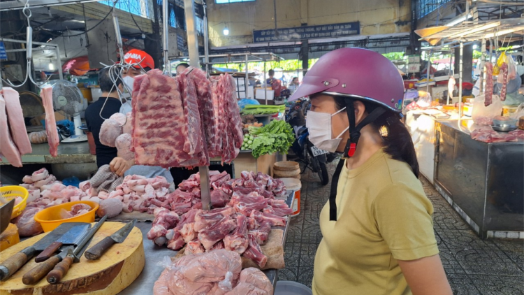 TP.HCM: Nguồn cung giảm nên giá thịt heo ở chợ truyền thống tăng (1/6/2024)
