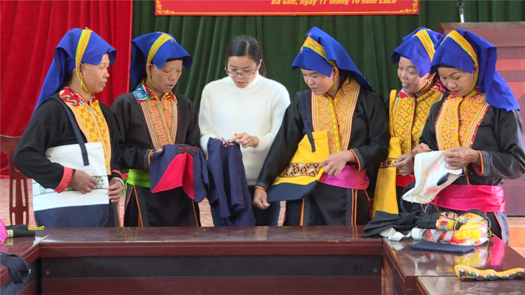 Những nét văn hóa đặc sắc trong nghề thêu truyền thống của phụ nữ dân tộc Dao Thanh Phán (10/6/2024)