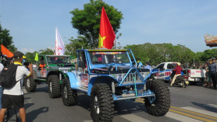 Lần đầu tiên tổ chức giải đua xe ô tô địa hình tại công viên hồ Thủy Tiên, Huế (21/6/2024)