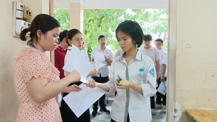 Hà Nội: Thí sinh bất ngờ với đề môn Ngữ văn (08/06/2024)