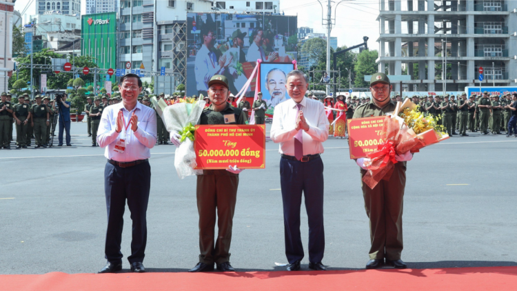 THỜI SỰ 12H TRƯA 1/7/2024: Chủ tịch nước Tô Lâm dự lễ ra mắt lực lượng tham gia bảo vệ an ninh trật tự ở cơ sở tại Thành phố Hồ Chí Minh.