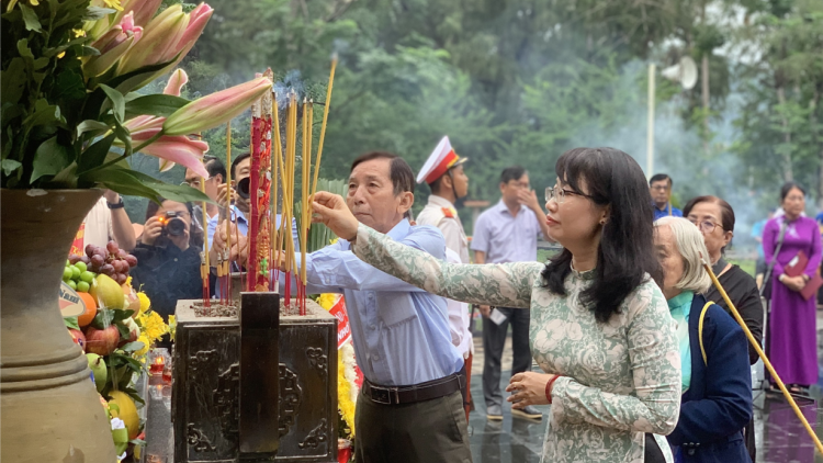 Đoàn Đại biểu TP.HCM thắp nến tri ân anh hùng, liệt sĩ ở Côn Đảo (20/7/2024)