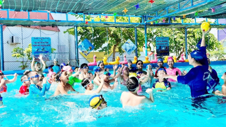 Đà Nẵng, dạy bơi miễn phí cho trẻ em nông thôn (14/7/2024)
