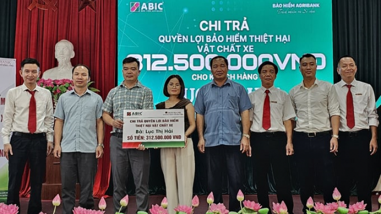 Cả nhà 5 người thoát chết thần kỳ khi ô tô lao xuống vực sâu 70 m (02/07/2024