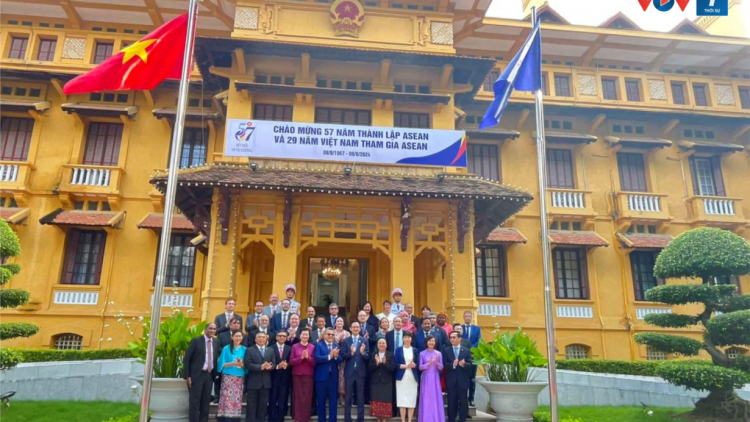 Lễ thượng cờ hàng năm - thông lệ đáng tự hào của các quốc gia ASEAN (8/8/2024)