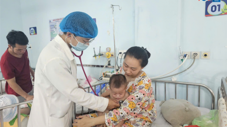 Nhiều trẻ bệnh sởi bị biến chứng nặng  (17/8/2024)