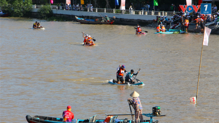 Miền sông nước rộn ràng Giải Đua Thuyền ván SUP và biểu diễn đua thuyền Kayak (11/8/2024)